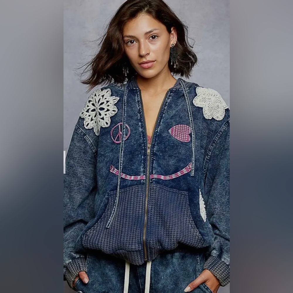 POL MINERAL WASH CROCHET PATCH SMILEY FACE HOODIE